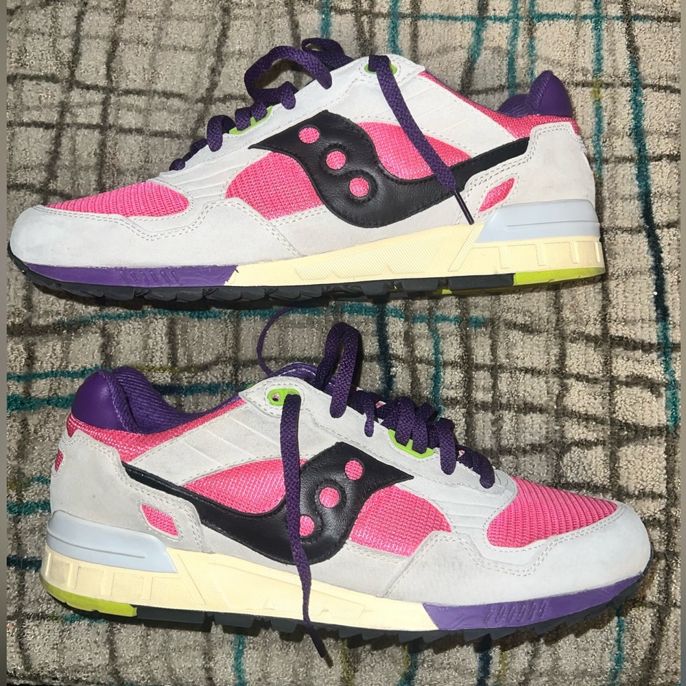 Saucony Shadow 5000 & plastic container store box